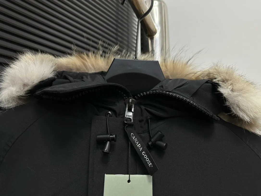 P780 [Canada goose] 01 Exdition Parka Down Jacket for Couples. Genuine original version. You need to compare with the genuine product at any time. All accessories are custom-made from the original factory. 💯The softness and hardness of the fabric is compared with the original one. It can be restored by kneading at will (fabric misunderstanding: fabrics with high hardness are not waterproof. Only those who buy the latest authentic version this year will notice the softness and comfort of the fabric) 💯The down is synchronized with the genuine white duck down, fluffy and not lumpy. Electronically controlled velvet filling machine 💯Customized zippers with genuine YKK military-grade copper core zipper pullers, high hardness and no jamming 💯The fur collar is purchased from Western Canada coyote skin original customization 💯All workmanship and wiring are controlled by workers with more than ten years of service. They must be horizontal and vertical, and are not crooked. The inner wiring density is more sophisticated. Feel free to compare 💯label, collar label, washed label, hangtag, zipper rope, pocket label Back label, collar velvet, Velcro fasteners, cuffs, all details are updated simultaneously with the original product. The best version, the most complete colors, battle all kinds of worldly goods, sizes: XS-XXL